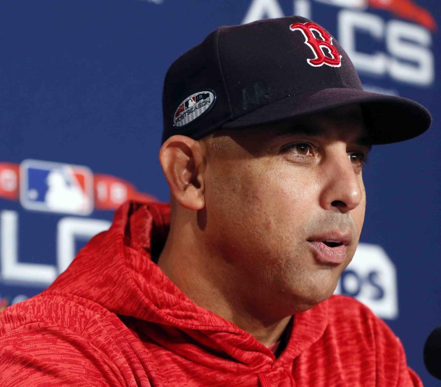 El dirigente de los Medias Rojas de Boston, Alex Cora, habla esta madrugada del triunfo ante los Astros de Houston. (AP) (semisquare-x3)