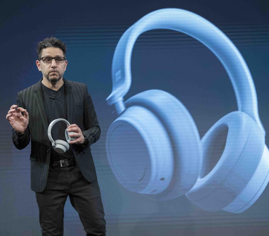 El director de Productos de Microsoft, Panos Panay, presenta el nuevo Surface Headphone. (AP / Mary Altaffer) (semisquare-x3)