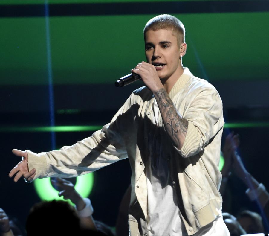 Justin Bieber se comprometio con Hailey Baldwin se comprometieron hace unos meses en las Bahamas después de aproximadamente un mes de salir juntos. (AP) (semisquare-x3)