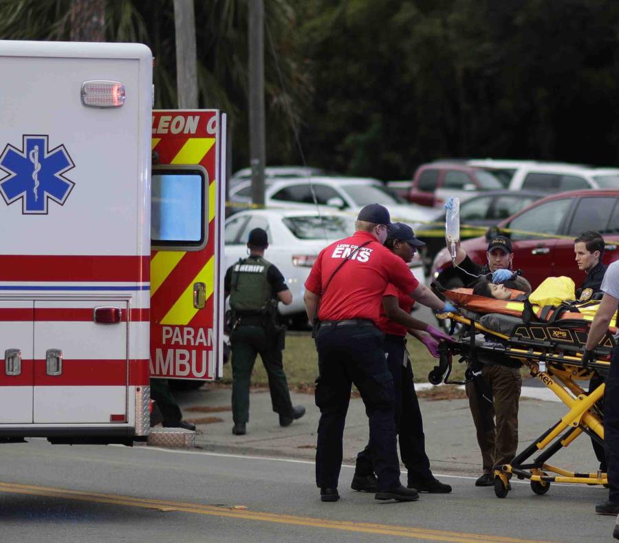 Una persona herida es subida a una ambulancia para ser trasladada del lugar donde se registró un tiroteo en un centro de yoga, el viernes 2 de noviembre de 2018, en Tallahassee, Florida. (AP) (semisquare-x3)