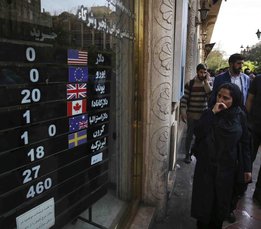 Una casa de cambio exhibe el valor de varias monedas en el centro de Teherán, Irán. (semisquare-x3)