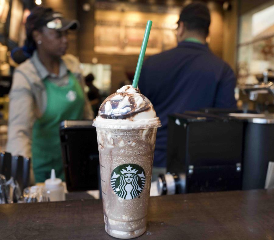 Un venti mocha frappuccino se exhibe en un Starbucks el miércoles 20 de junio de 2018. (AP) (semisquare-x3)