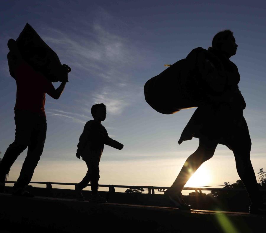 Los funcionarios capitalinos esperaban recibir el lunes a unos 5,000 viajeros. (AP / Marco Ugarte) (semisquare-x3)