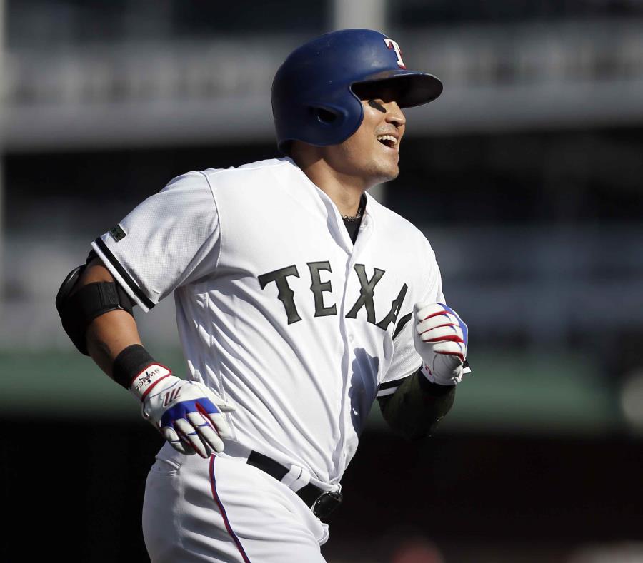 Shin-Soo Choo corre las base tras pegar el cuadrangular de la victoria en al décima entrada. (AP) (semisquare-x3)