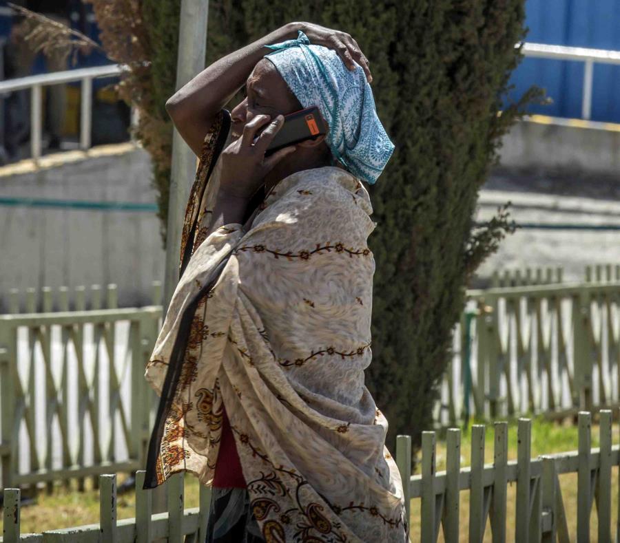 Familiar de una de las víctimas de un accidente mortal hablando por teléfono en el aeropuerto internacional de Adís Abeba. (AP) (semisquare-x3)