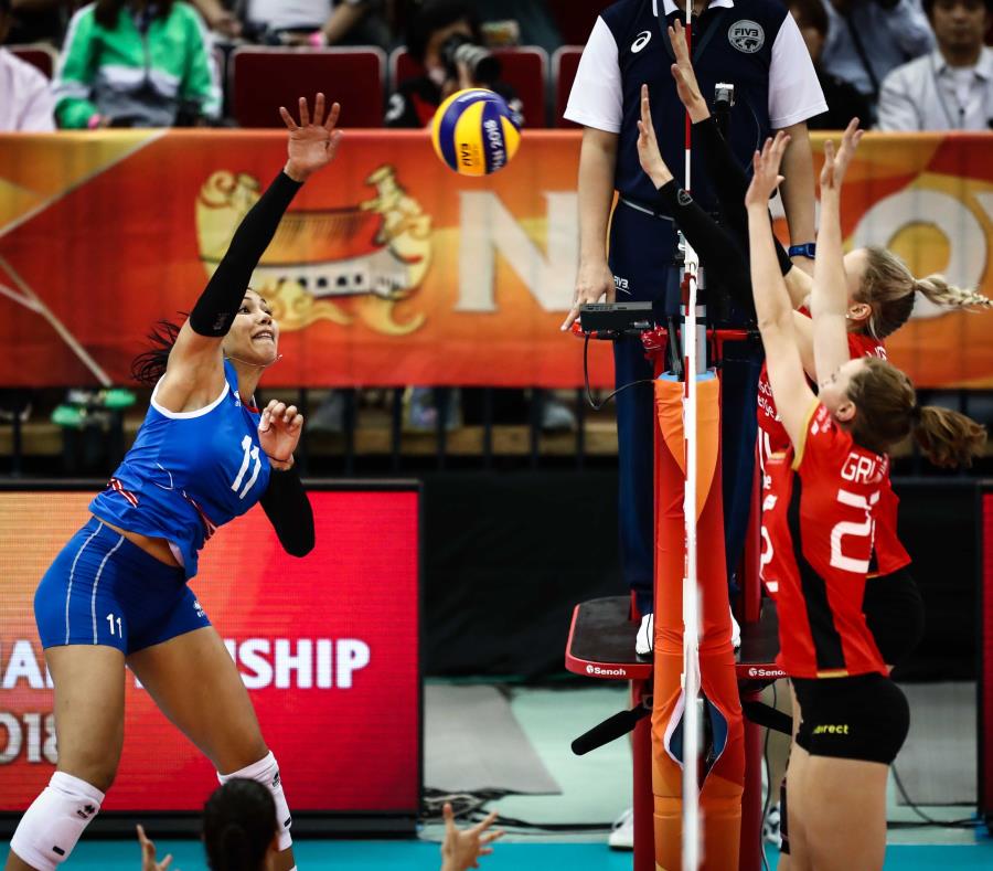 Karina Ocasio remata ante el bloqueo de las alemanas en el partido de segunda ronda del Mundial de Voleibol femenino en Japón. (semisquare-x3)