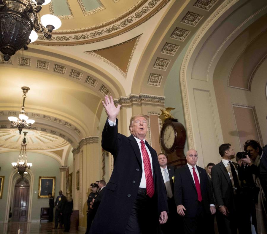 El presidente de Estados Unidos, Donald Trump, acompañado del vicepresidente, Mike Pence, saludan a reporteros a su llegada al almuerzo del grupo republicano en el Senado, en el Capitolio, en Washington, el 9 de enero de 2019 (semisquare-x3)