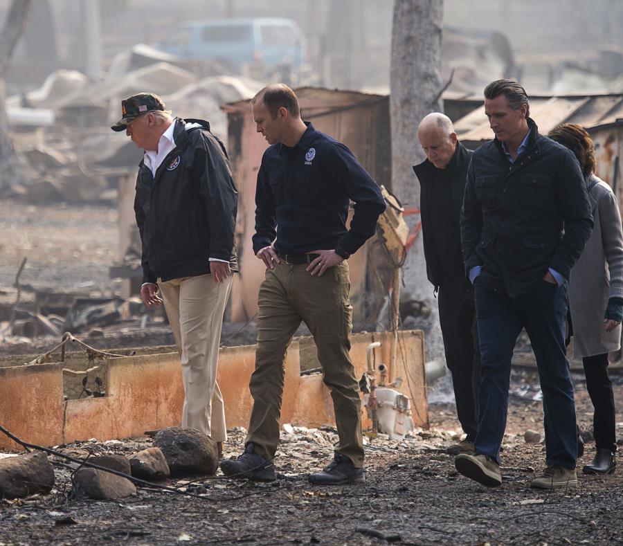 El presidente Donald Trump inspecciona los daños causados por el fuego forestal en California junto al director de FEMA, Brock Long (centro). (Paul Kitagaki Jr. / Sacramento Bee) (semisquare-x3)