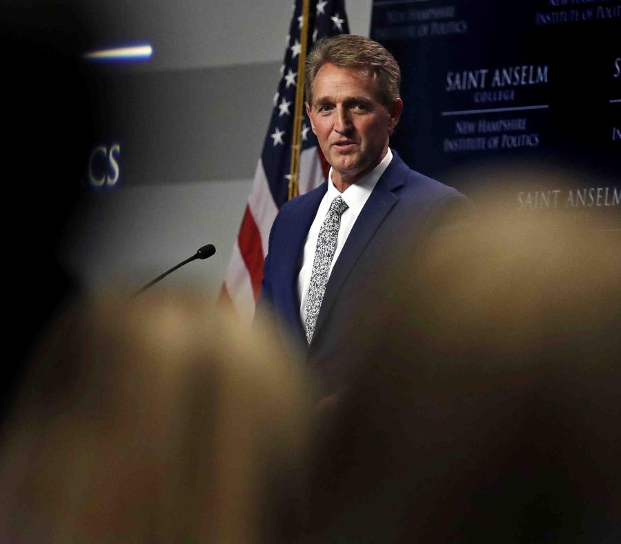 El senador de Estados Unidos Jeff Flake, republicano de Arizona, habla con una visita después de un discurso en Manchester, New Hampshire. (AP / Charles Krupa) (semisquare-x3)