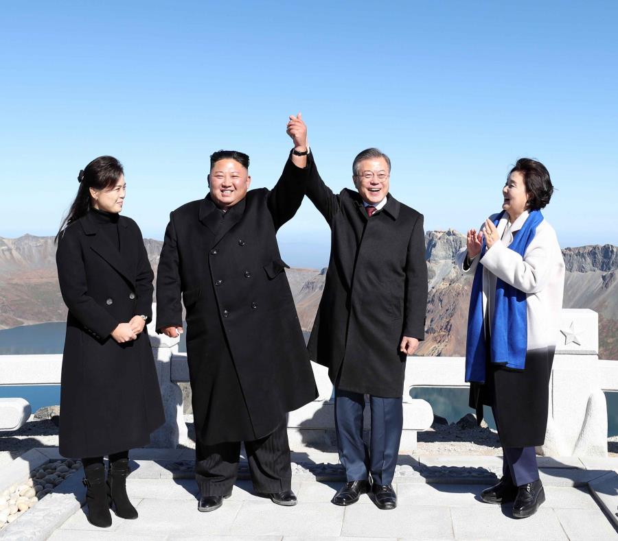 El presidente surcoreano, Moon Jae-in, y su esposa Kim Jung-sook, posan junto al líder norcoreano Kim Jong-un y su esposa Ri Sol-ju para una fotografía en el Monte Paektu, en la frontera entre Corea del Norte y China. (EFE) (semisquare-x3)