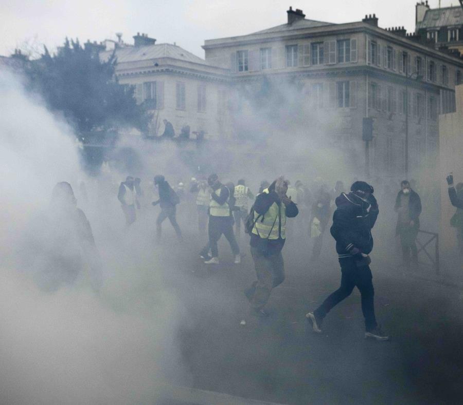Manifestantes corren entre gas lacrimógeno rociado por la policía. (semisquare-x3)