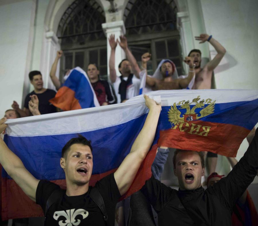 Unos fanáticos rusos celebran la segunda victoria de su selección. (AP) (semisquare-x3)