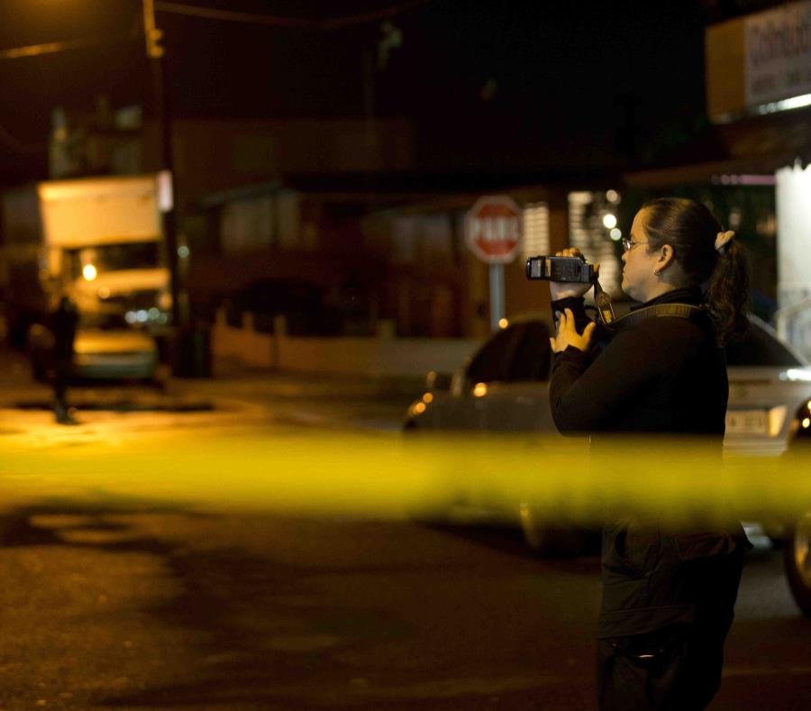 Una agente de la Policía graba la escena de un crimen. (GFR Media) (semisquare-x3)