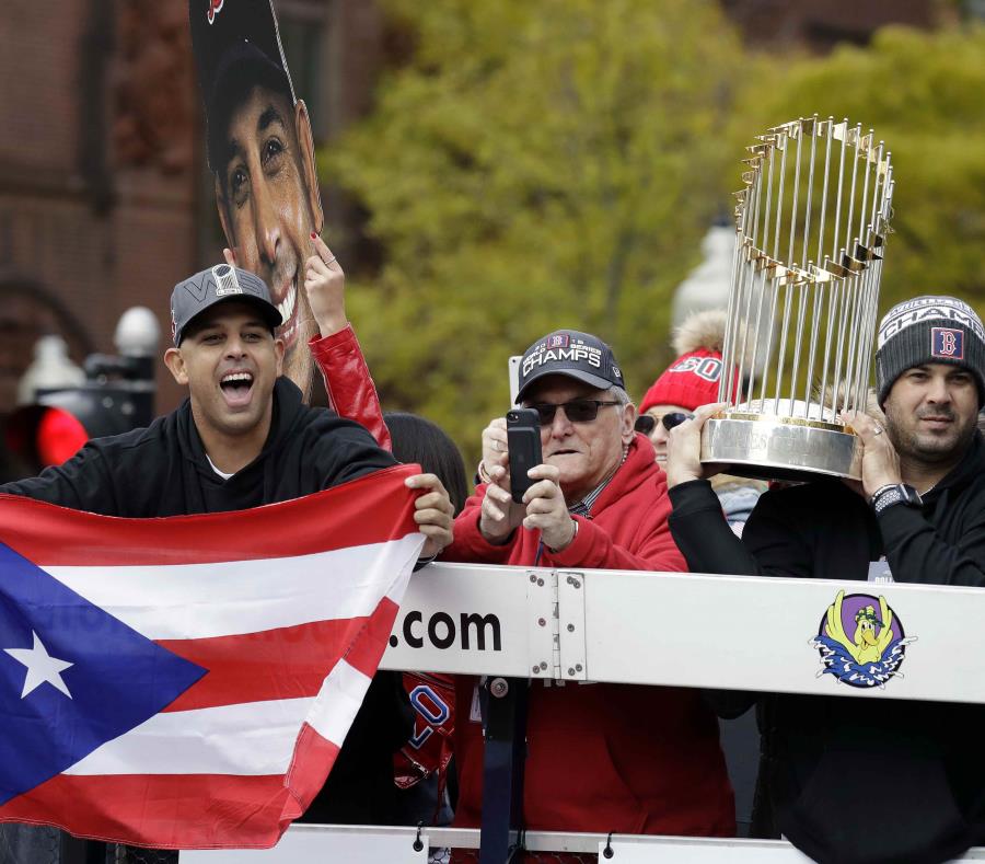 Alex Cora sacó su bandera de Puerto Rico durante la caravana. (AP) (semisquare-x3)