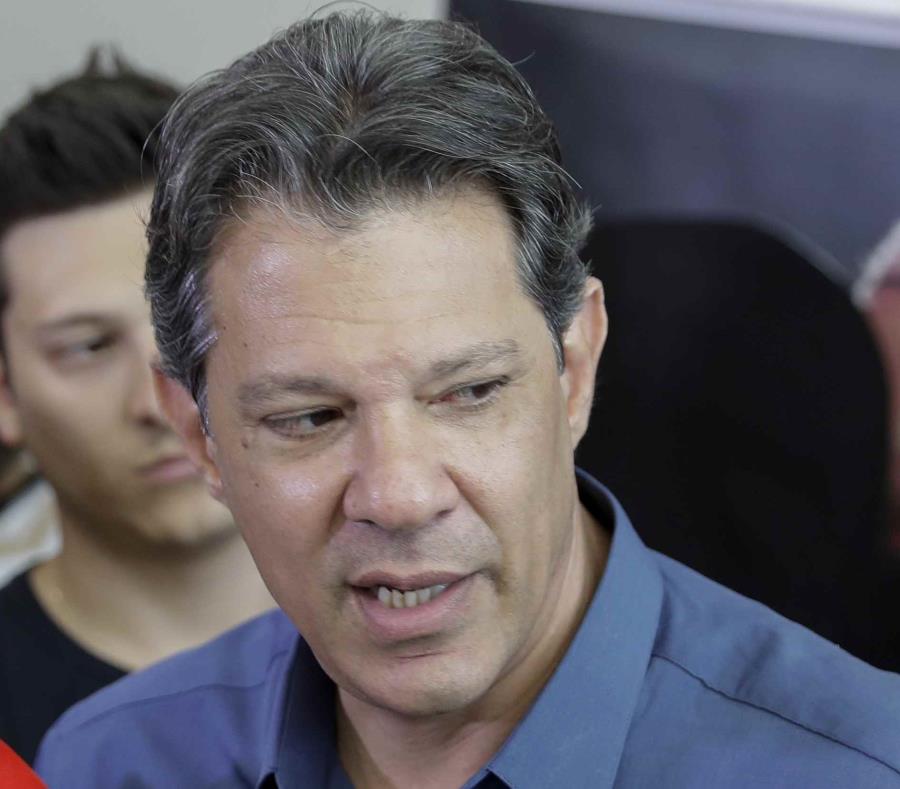 El candidato presidencial del Partido de los Trabajadores (PT), Fernando Haddad, sucesor del expresidente Luiz Inácio Lula da Silva (semisquare-x3)