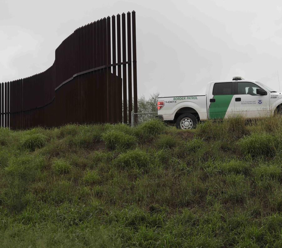 Una camioneta de la Oficina de Aduanas y Protección Fronteriza pasando por un cerco fronterizo en Hidalgo, Texas. (AP) (semisquare-x3)
