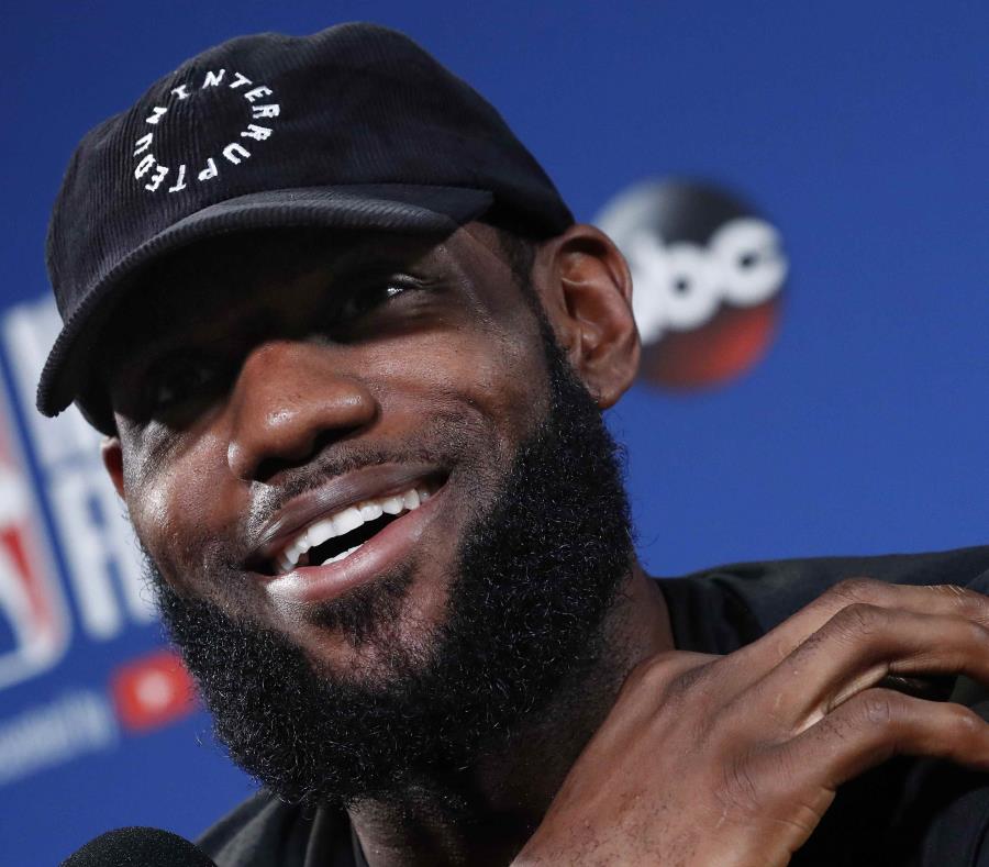 LeBron James ríe durante una conferencia de prensa. (EFE) (semisquare-x3)