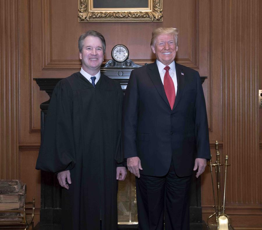 Kavanaugh junto a Trump. (AP) (semisquare-x3)