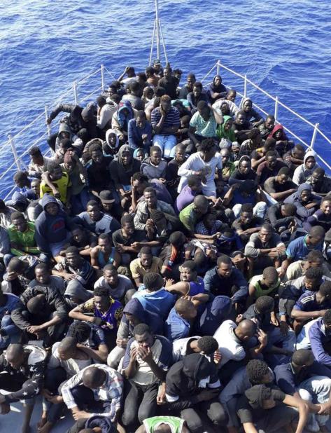 En esta fotografía del 24 de junio de 2018 difundida por la guardia costera de Libia, migrantes africanos rescatados por la guardia costera de Libia, llegan a la costa al este de la capital, Trípoli, Libia. (AP) (vertical-x1)