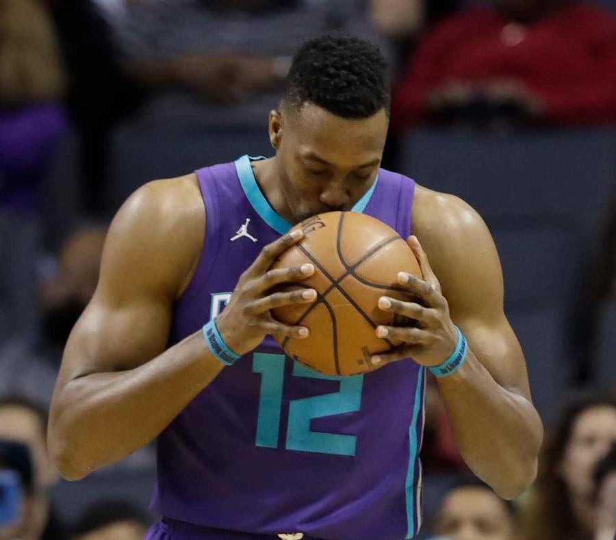 En esta foto del 8 de abril del 2018, el jugador de los Hornets de Charlotte Dwight Howard besa el balón antes del inicio de un partido contra los Pacers de Indiana. (AP) (semisquare-x3)