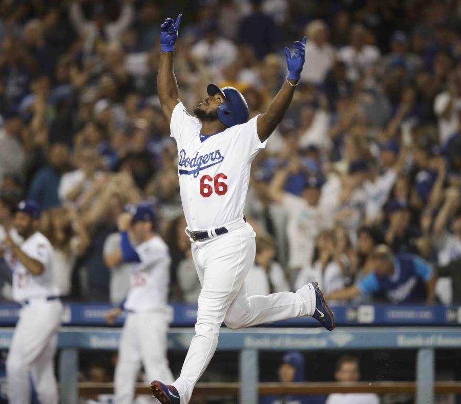 Yasiel Puig realiza una reverencia mientras corre las bases por un jonrón de tres carreras en la séptima entrada. (AP) (semisquare-x3)