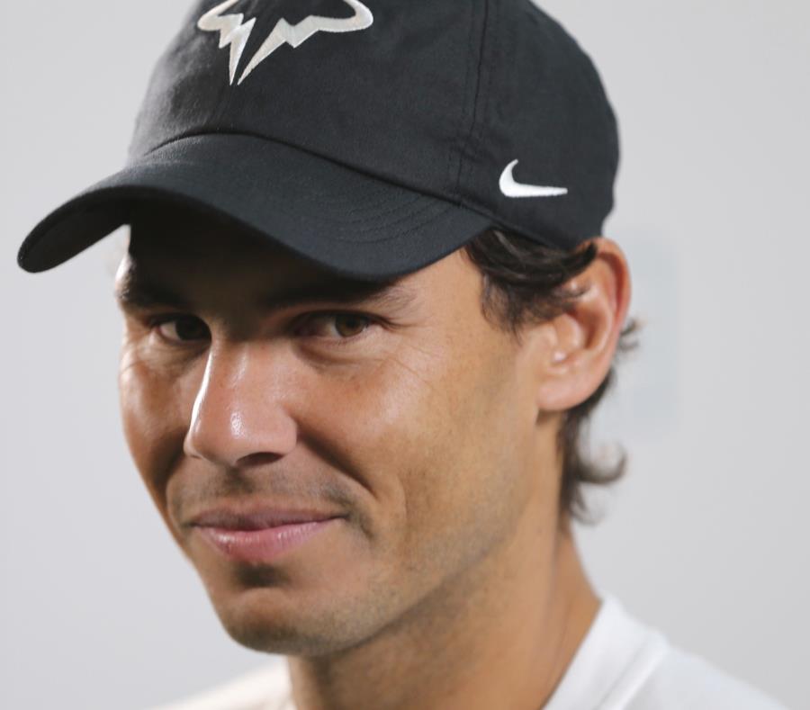 El español Rafael Nadal habla con periodistas en el primer día del Abierto de Abu Dabi, Emiratos Árabes Unidos. (semisquare-x3)
