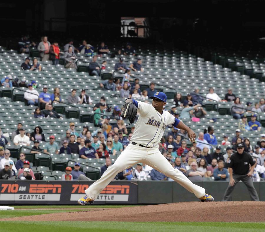 En esta foto de archivo del 30 de septiembre de 2018, se pueden observar asientos vacíos en el Safeco Field mientras el abridor de los Marineros de Seattle, el cubano Roenis Elías, lanza contra los Rangers de Texas. (AP) (semisquare-x3)
