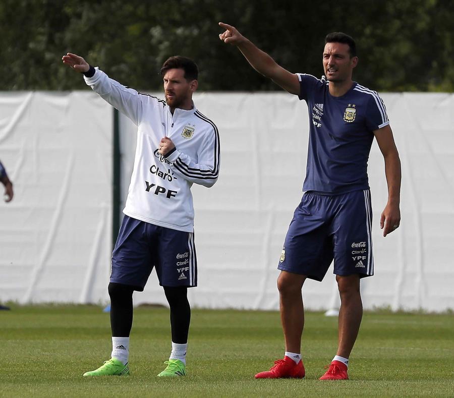 Lionel Messi (al centro) calienta antes del inicio de un entrenamiento de la selección argentina en Bronnitsy, en las afueras de Moscú. (EFE / Yuri Kochetkov) (semisquare-x3)