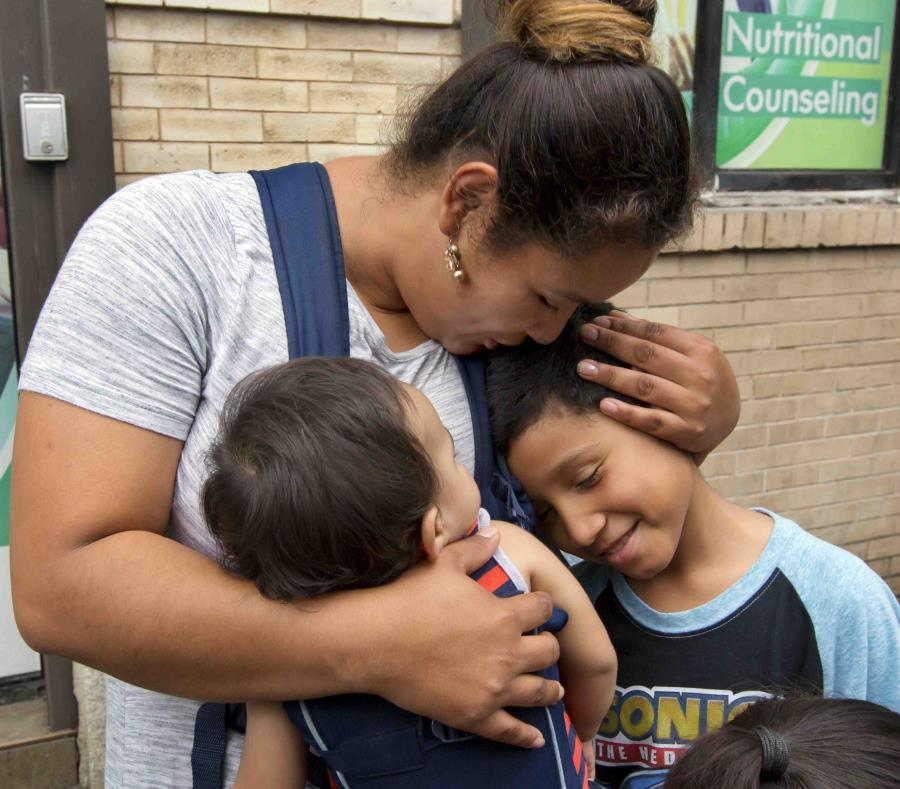 Foto tomada el 3 de agosto del 2018 de la hondureña Eilyn Carbajal con su hijo de 8 años Nahun Eduardo Puerto Pineda (der) cuando fueron reunidos en el Centro Cayuga en Nueva York. (AP) (semisquare-x3)