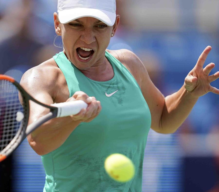 Halep devuelve un tiro de la holandesa Kiki Bertens en la final del Masters de Cincinnati. (semisquare-x3)