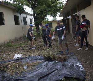 Comunidad contribuye al esfuerzo para rescatar escuela en Carolina