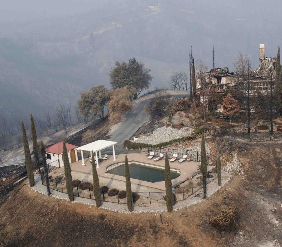 Una piscina es todo lo que quedó de una residencia en la cima de una colina después de un incendio forestal en el condado Shasta. (semisquare-x3)