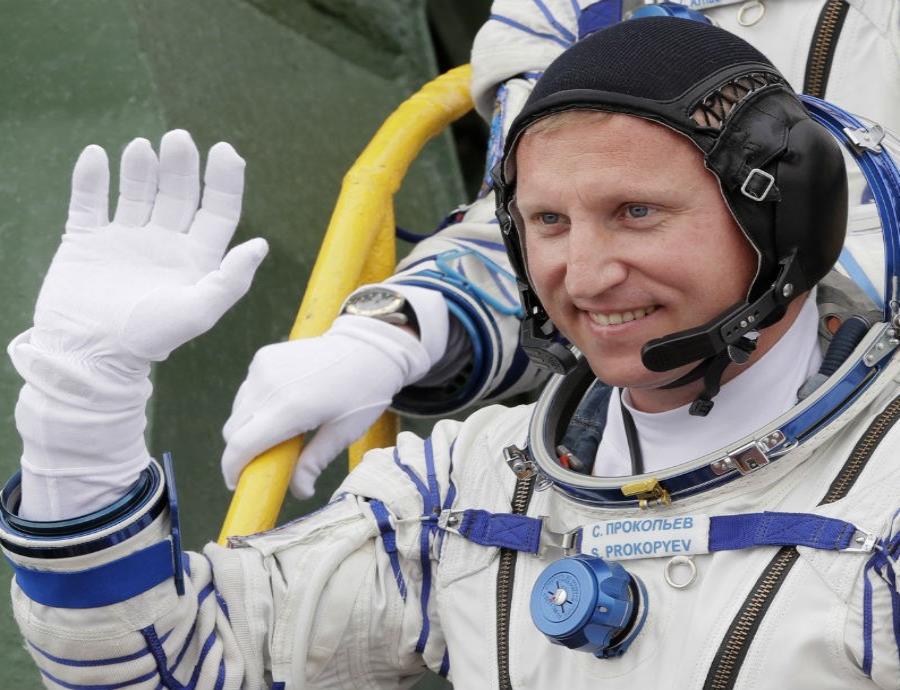 El astronauta ruso Sergey Prokopyev saluda al abordar una nave espacial en una misión rumbo a la Estación Espacial Internacional. (semisquare-x3)