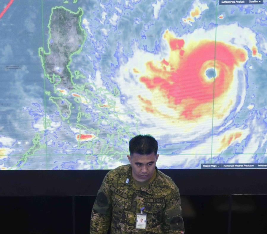 Un oficial de la fuerza aérea filipina muestra una imagen de satélite del tifón Mangkhut durante una reunión con el presidente Rodrigo Duterte. (AP / Aaron Favila) (semisquare-x3)