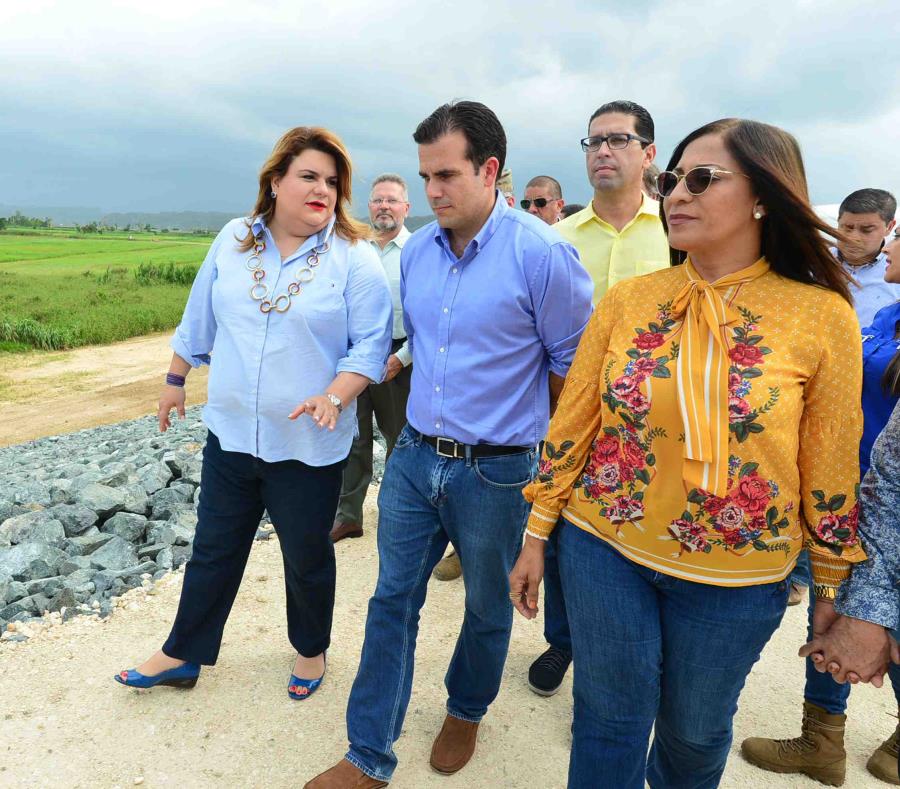 La comisionada residente, Jenniffer González, el gobernador, Ricardo Rosselló, y la alcaldesa de Barceloneta, Wanda Soler (semisquare-x3)