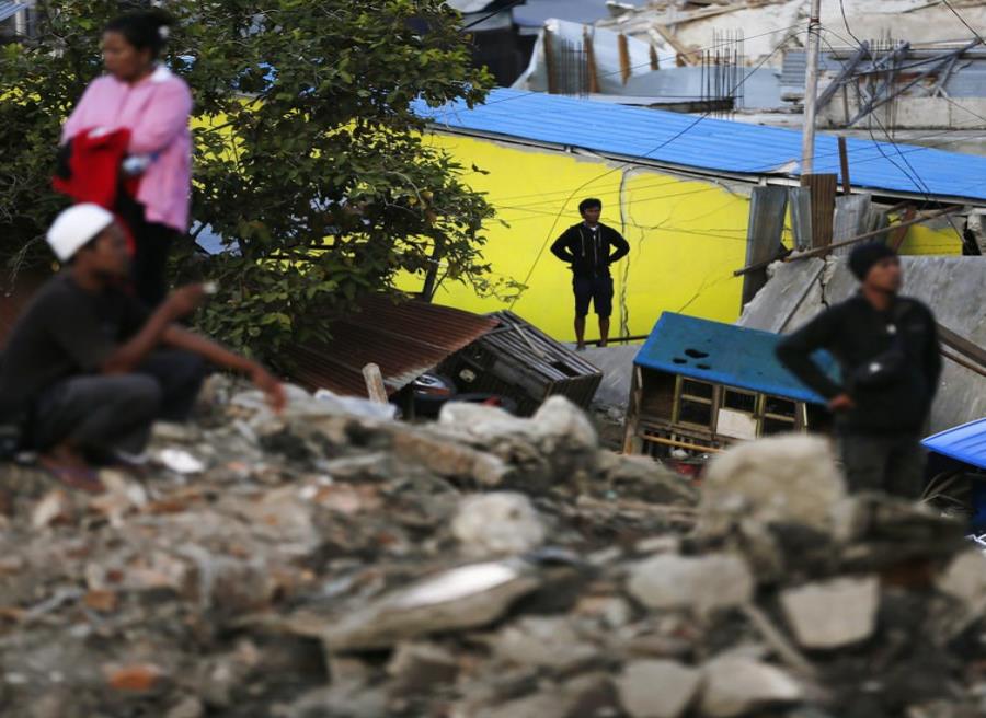 Al menos 3 muertos tras un terremoto de magnitud 6 en Indonesia (semisquare-x3)