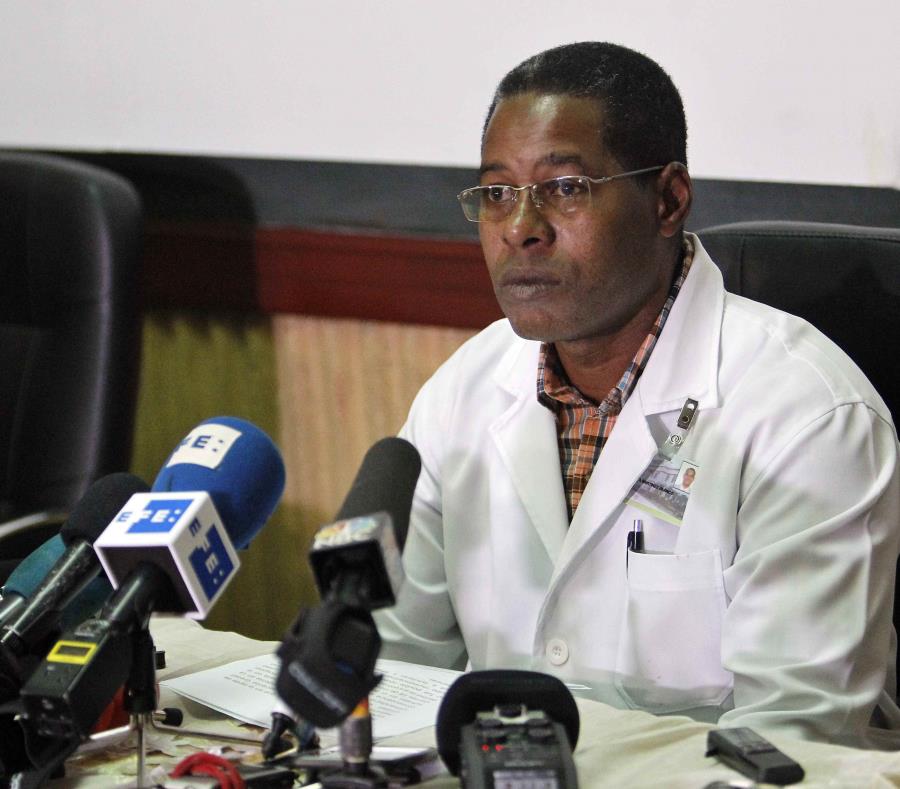 El director del Hospital Universitario General Calixto García, Carlos Alberto Martínez, señaló que se lleva a cabo un manejo intensivo de la condición clínica de Mailén Díaz. (EFE / Ernesto Mastrascusa) (semisquare-x3)