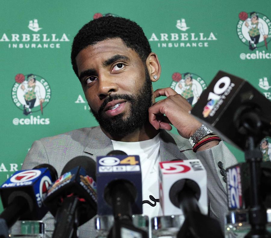 Kyrie Irving contesta preguntas de la prensa durante una conferencia sobre su nueva película 'Uncle Drew'. (AP) (semisquare-x3)