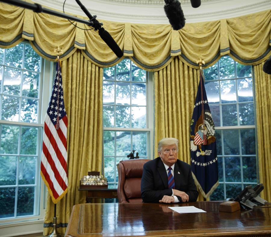 El presidente Donald Trump durante una conversación telefónica con el mandatario mexicano, Enrique Peña Nieto, sobre un acuerdo comercial entre ambas naciones, en la Casa Blanca. (AP) (semisquare-x3)