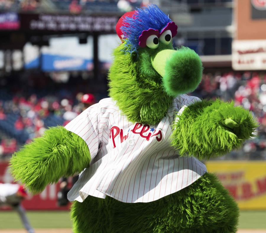 En imagen de archivo del 5 de abril de 2018, el Phillie Phanatic bromea durante el partido entre los Marlins de Miami y los Filis, en Filadelfia. (AP) (semisquare-x3)