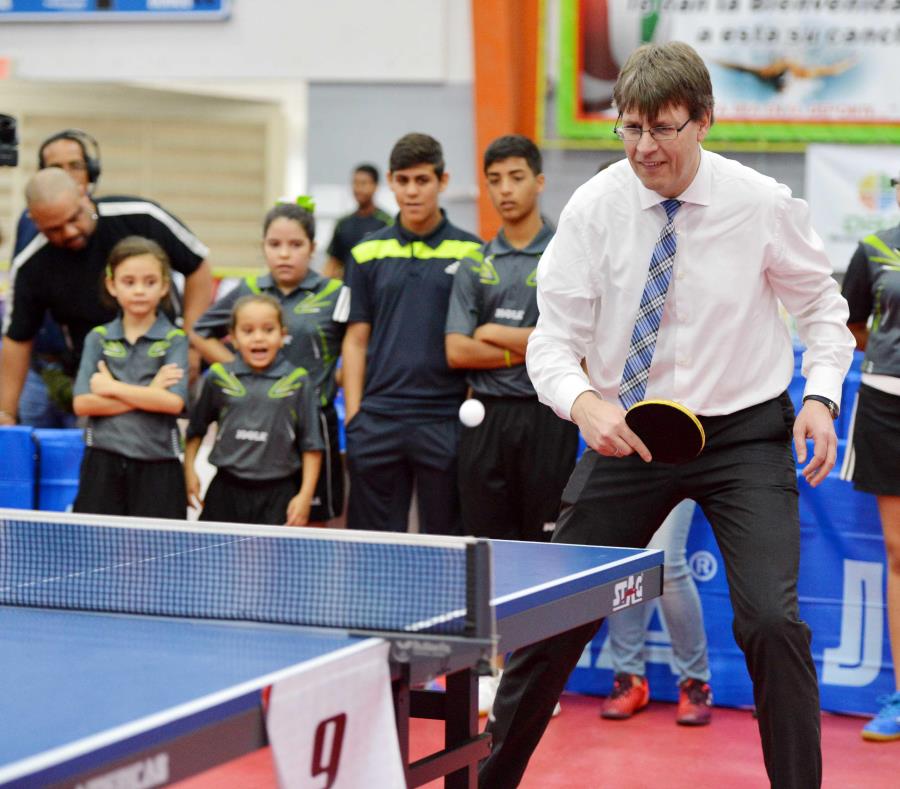 En el 2015, el presidente de la Federación Internacional de Tenis de Mesa, Thomas Weikert, participó en la inauguración del campeonato nacional en Corozal. Allí conoció a Adriana Díaz (abajo) por primera vez. (GFR Media) (semisquare-x3)