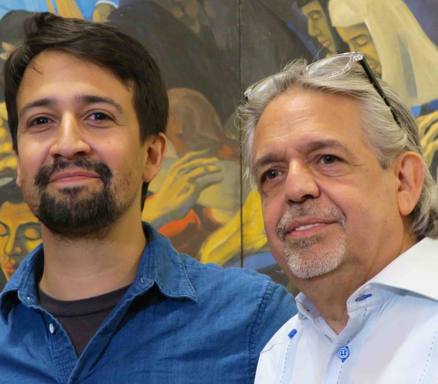 El dramaturgo y actor de origen puertorriqueño, Lin-Manuel Miranda, posa con su padre Luis Miranda durante una rueda de prensa en San Juan. (Agencia EFE) (semisquare-x3)