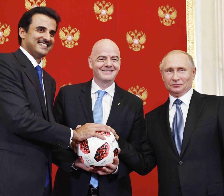 Putin se reunió en el Kremlin con el emir de Catar, jeque Tamim bin Hamad Al Thani, y con el presidente de la FIFA Gianni Infantino. (AP) (semisquare-x3)