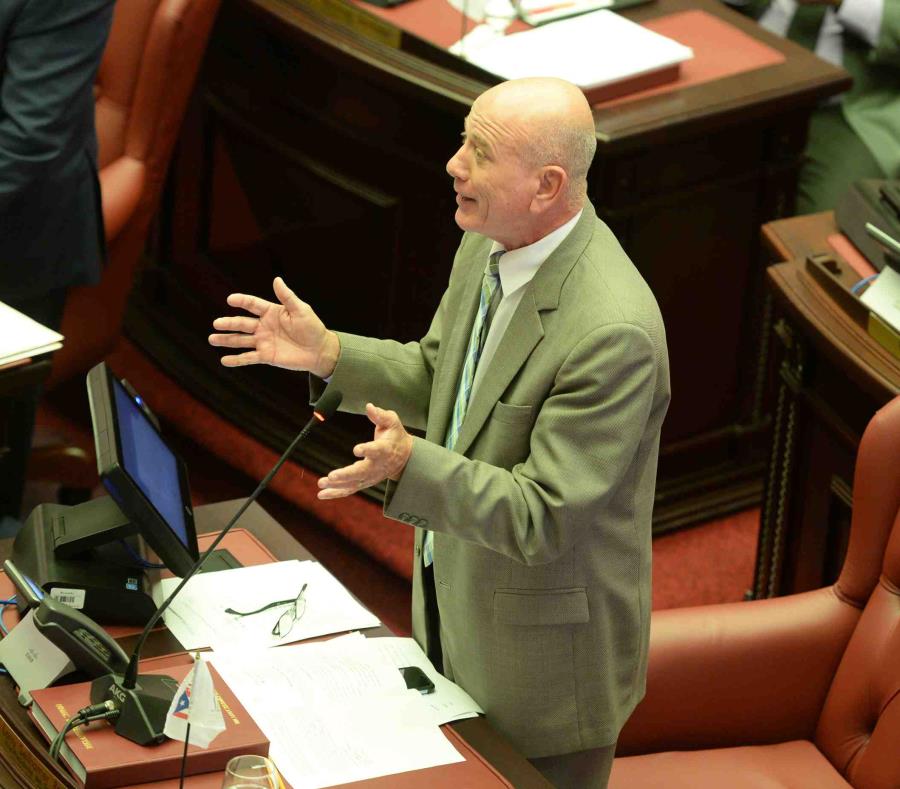 Larry Seilhamer propone que sean tres los comisionados en la Comisión de Energía, y que se establezca un término fijo en el que permanecerán en funciones. (semisquare-x3)