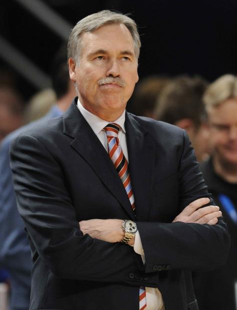 Mike D'Antoni, dirigente de los Rockets de Houston, considera apropiada la medida para reducir a 1:15 minutos la duración de cada tiempo que piden los técnicos. (vertical-x1)