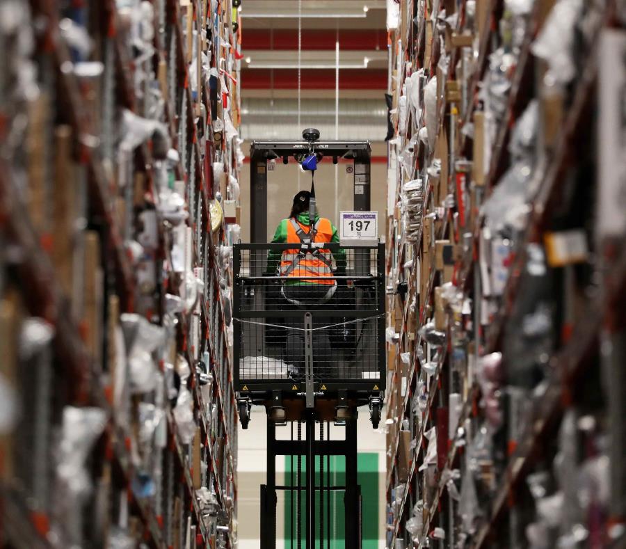 Un empleado de la multinacional estadounidense del comercio electrónico, Amazon, trabaja en un centro de distribución de Werne, en Alemania. (Agencia EFE) (semisquare-x3)