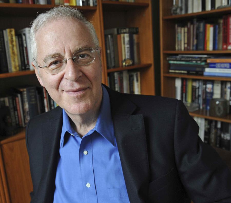 Esta foto de archivo del 18 de noviembre del 2011 muestra al autor Ron Chernow en su casa de Nueva York. (AP Foto/Louis Lanzano, Archivo) (semisquare-x3)