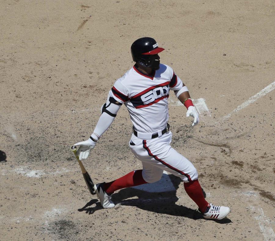 El cubano Yoán Moncada conecta un doble que remolcó tres de las 10 carreras anotadas por los Medias Blancas de Chicago. (AP / Nam Y. Huh) (semisquare-x3)