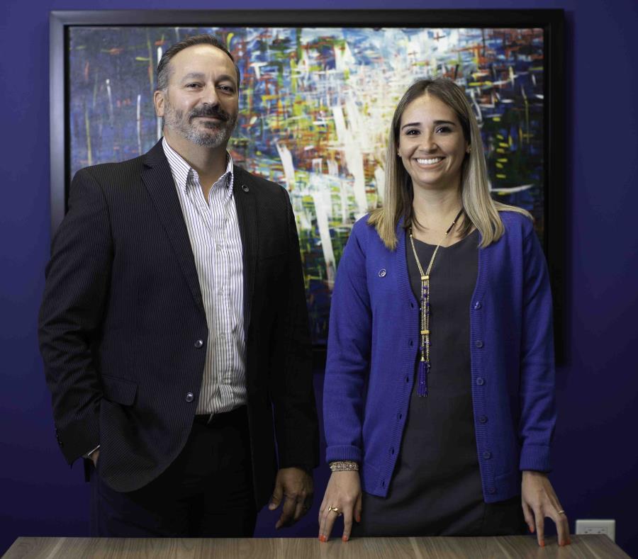 En la foto, José Lázaro, vicepresidente de Assertus, junto a Tatiana Toledo, oficial de Recursos Humanos. (semisquare-x3)