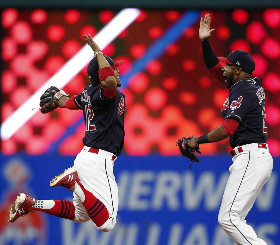 Francisco Lindor (izquierda) ha bateado .364 con nueve cuadrangulares, 19 carreras empujadas y 18 anotadas durante la racha ganadora de los Indios de Cleveland. (semisquare-x3)